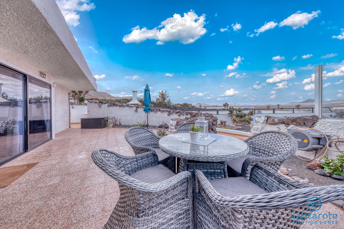 lanzarote-vacation-homes-bungalow-127-piscina-vista-mar