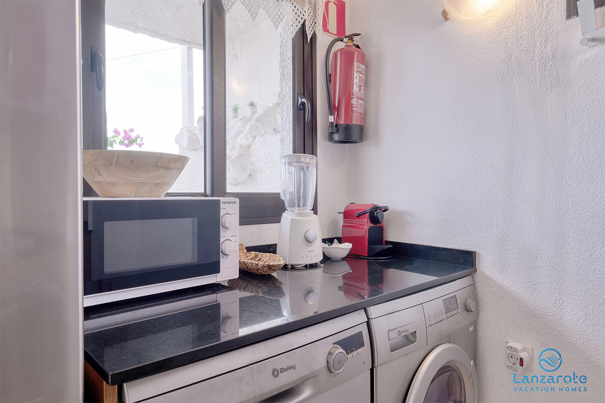 lanzarote-vacation-homes-bungalow-127-piscina-vista-mar