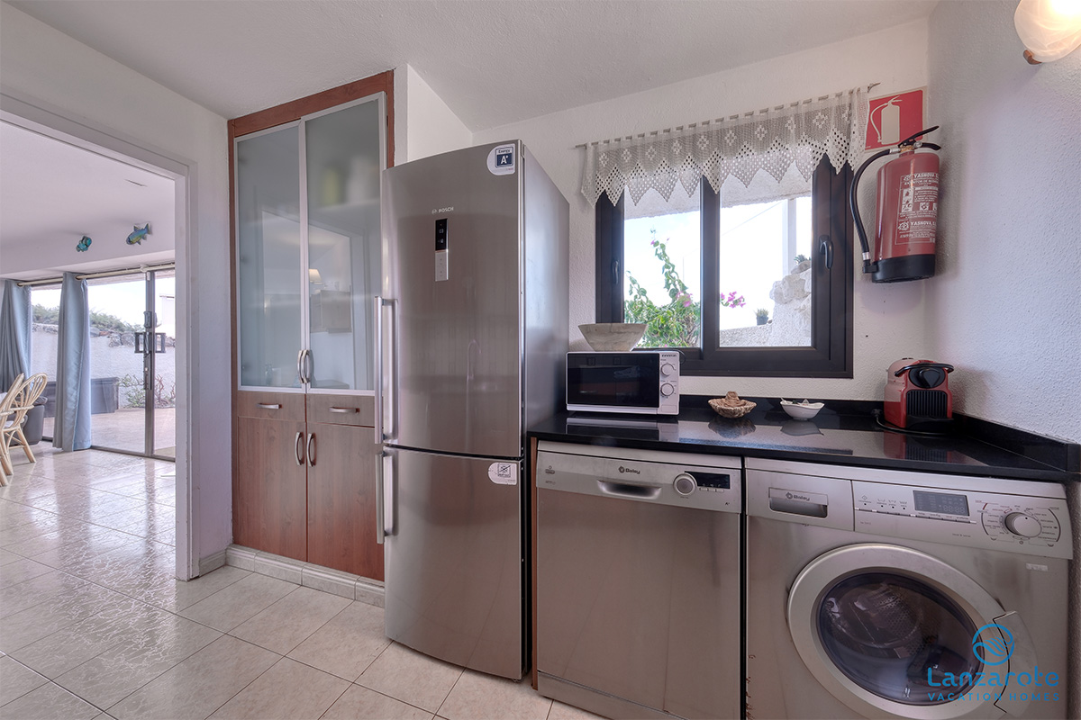 lanzarote-vacation-homes-bungalow-127-piscina-vista-mar