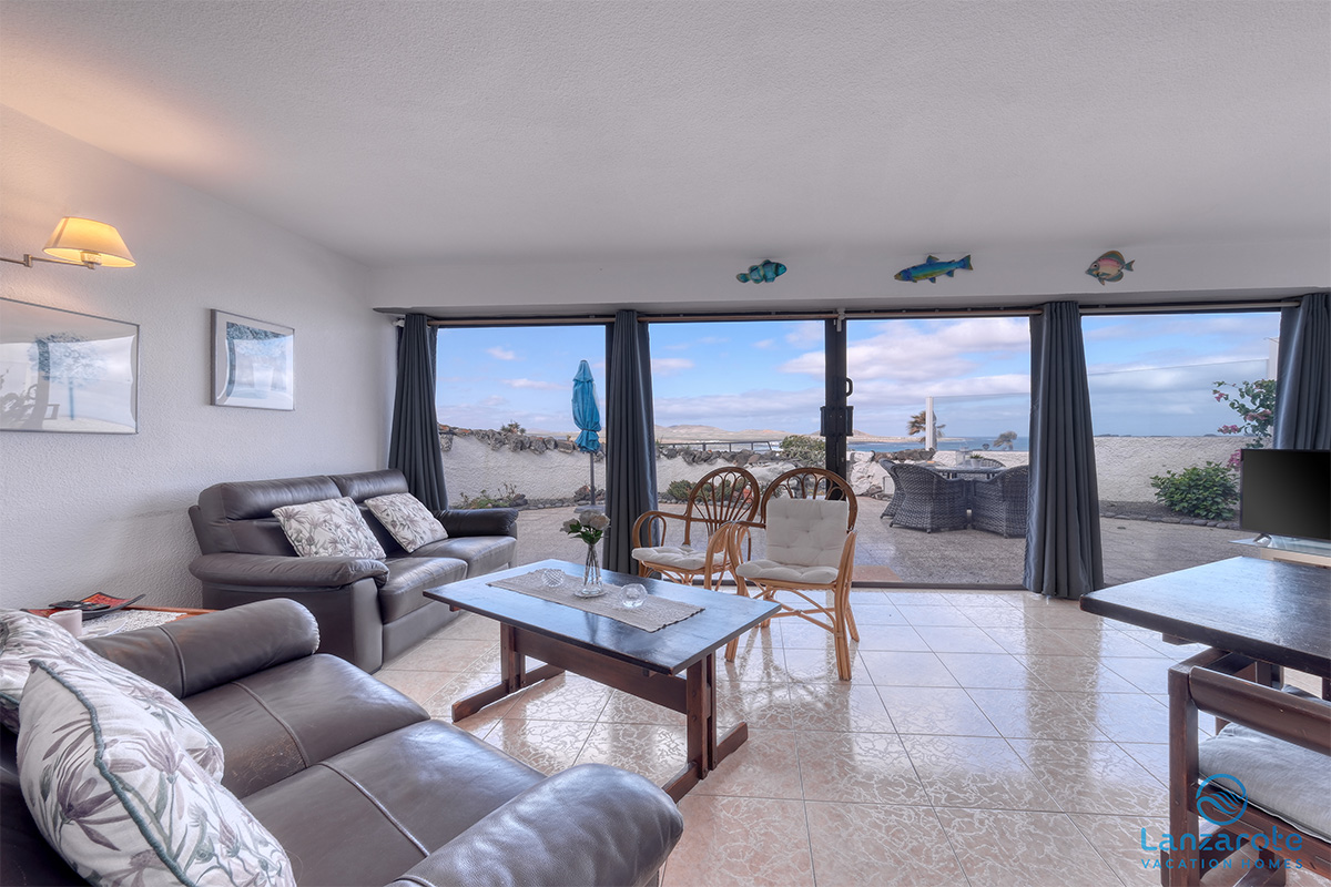 lanzarote-vacation-homes-bungalow-127-piscina-vista-mar