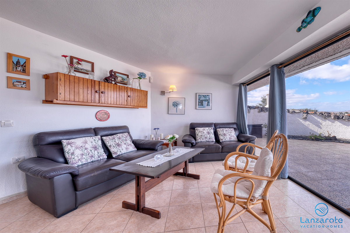 lanzarote-vacation-homes-bungalow-127-piscina-vista-mar