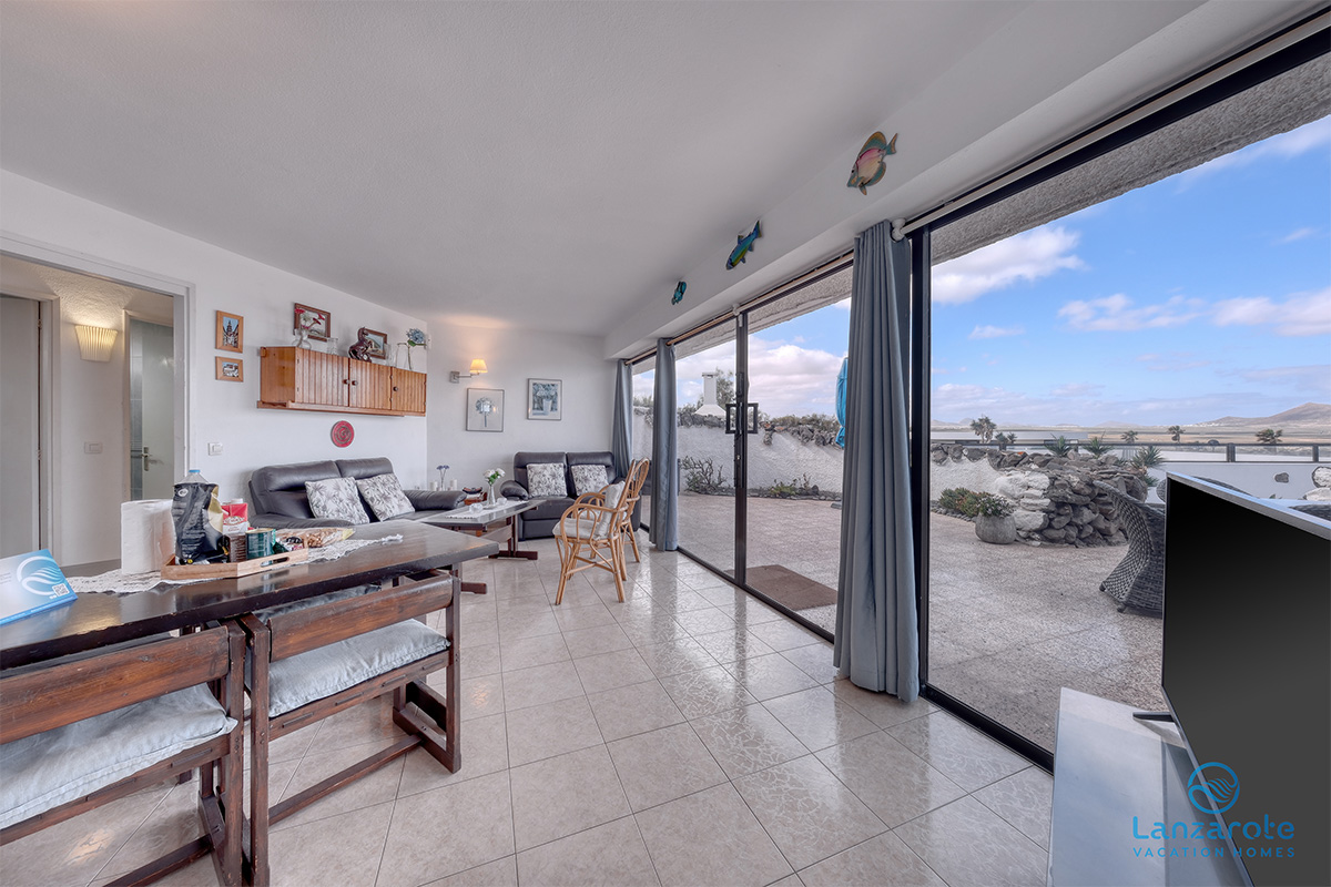 lanzarote-vacation-homes-bungalow-127-piscina-vista-mar