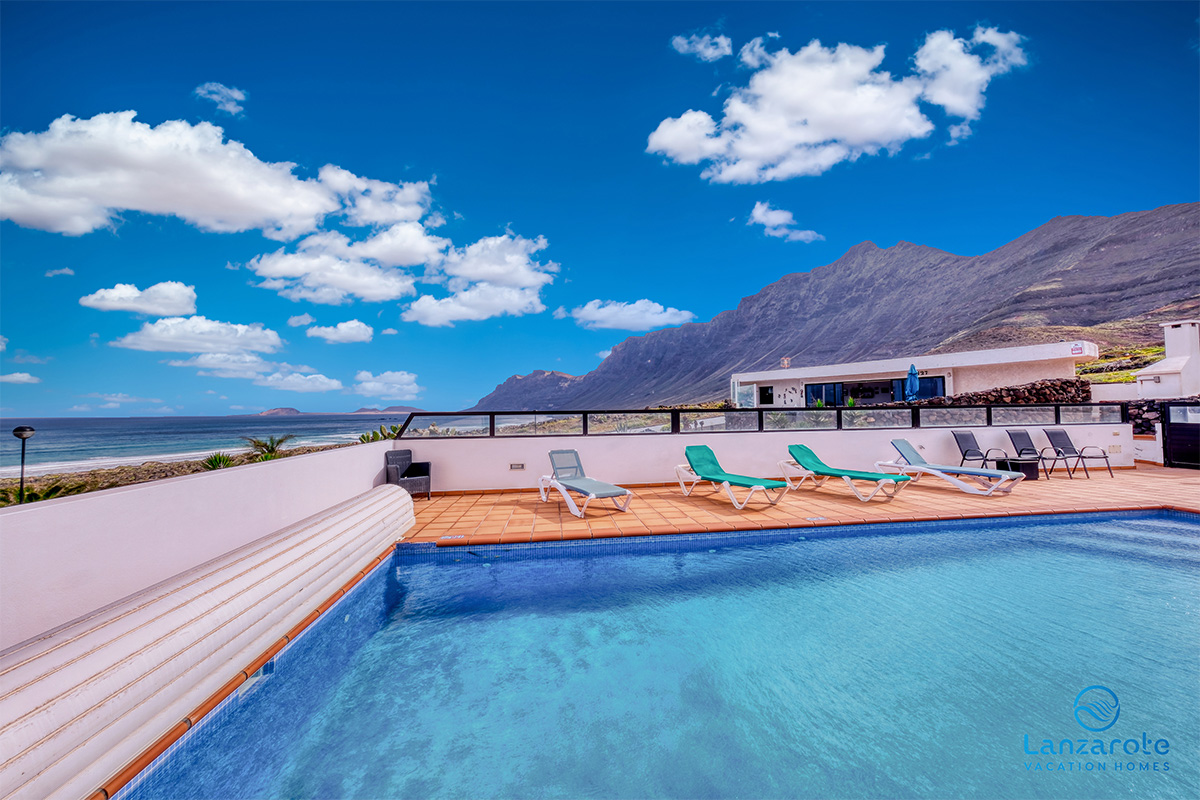 lanzarote-vacation-homes-bungalow-127-piscina-vista-mar