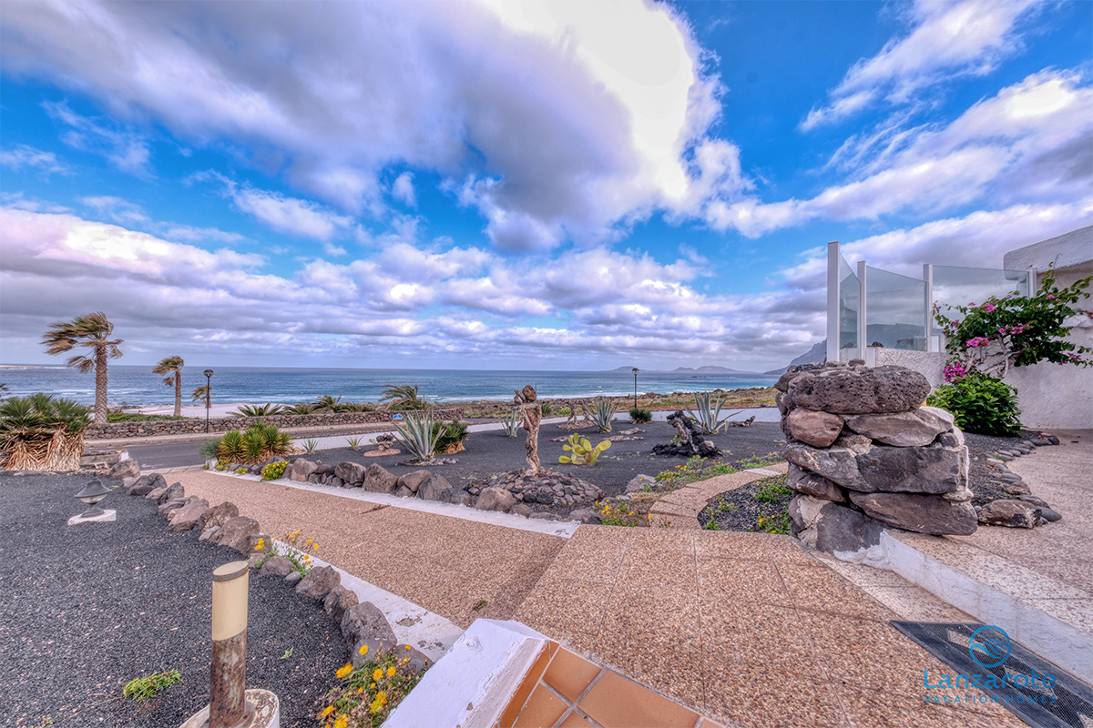 lanzarote-vacation-homes-bungalow-127-piscina-vista-mar