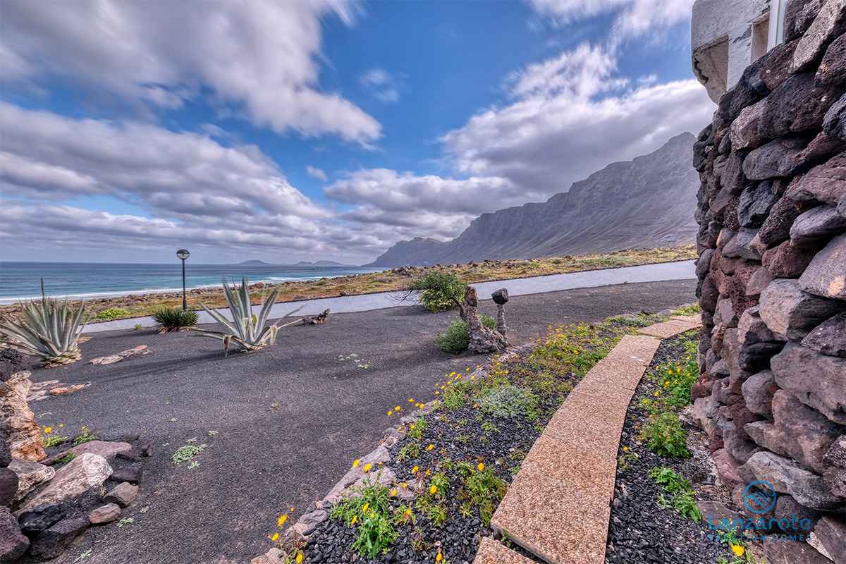 lanzarote-vacation-homes-bungalow-127-piscina-vista-mar