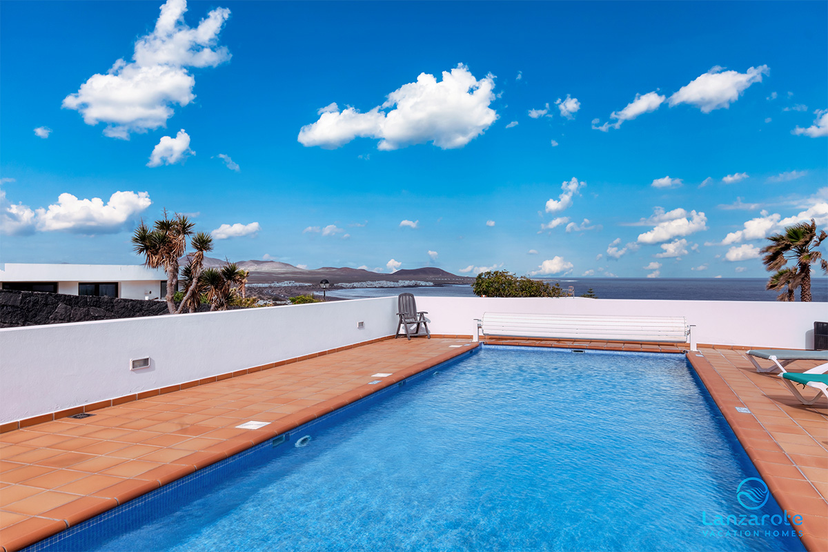 lanzarote-vacation-homes-bungalow-127-piscina-vista-mar