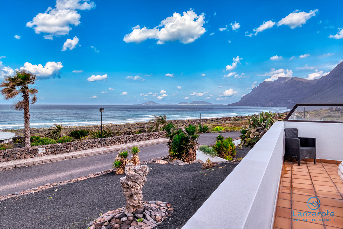 lanzarote-vacation-homes-bungalow-127-piscina-vista-mar