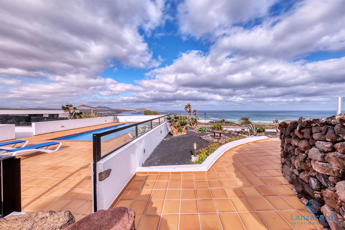 lanzarote-vacation-homes-bungalow-127-piscina-vista-mar