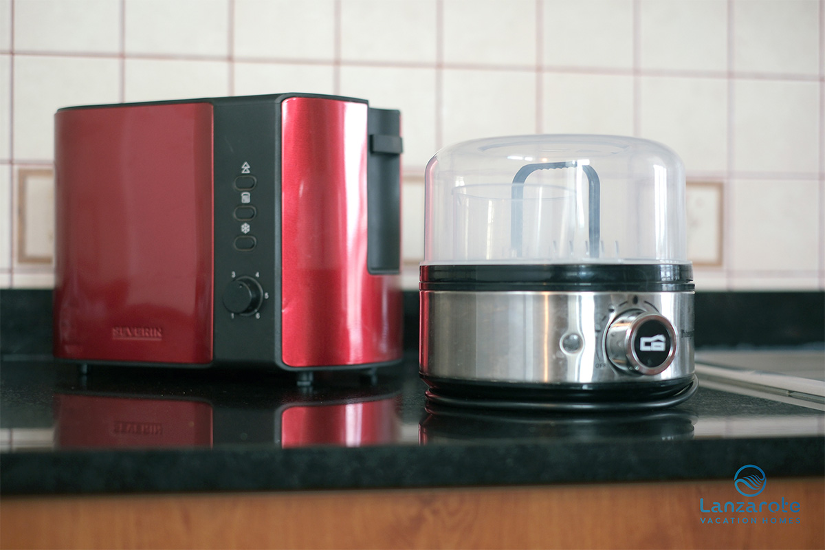 lanzarote-vacation-homes-bungalow-127-piscina-vista-mar