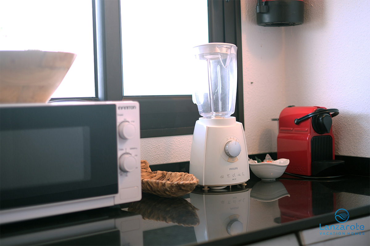 lanzarote-vacation-homes-bungalow-127-piscina-vista-mar