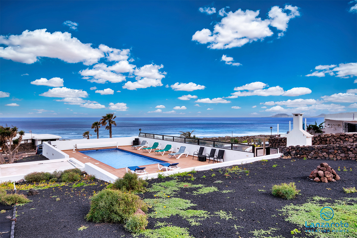 lanzarote-vacation-homes-bungalow-127-piscina-vista-mar