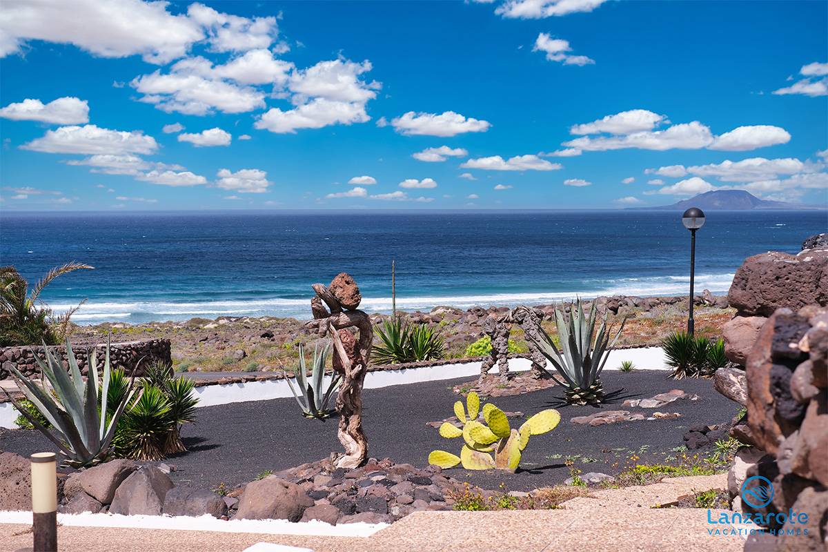 lanzarote-vacation-homes-bungalow-127-piscina-vista-mar