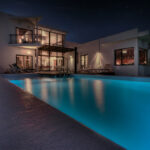 Vista nocturna de la piscina de Villa El Erizo (2)