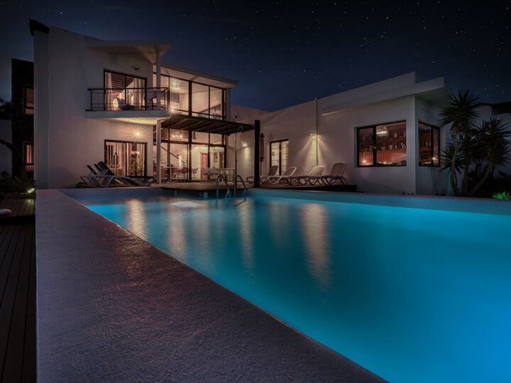Vista nocturna de la piscina de Villa El Erizo (2)