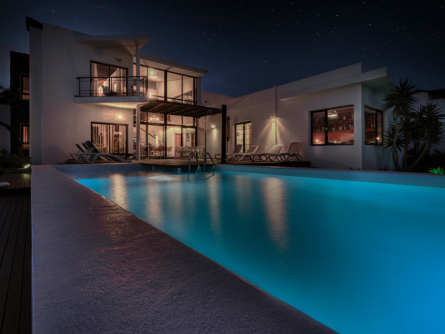 Vista nocturna de la piscina de Villa El Erizo (2)