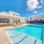vista de piscina de villa en lanzarote en la zona de playa blanca