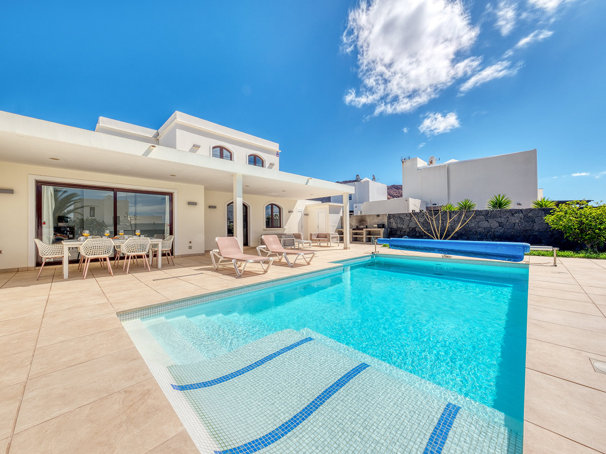 vista de piscina de villa en lanzarote en la zona de playa blanca